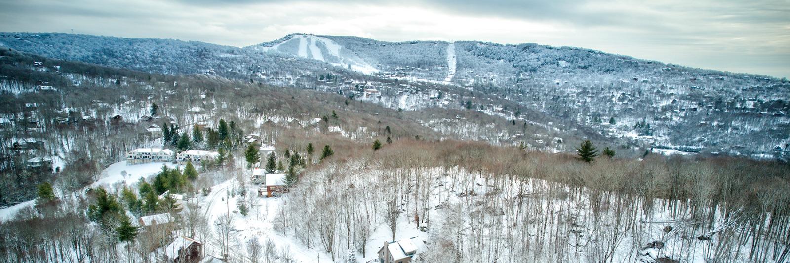 Beech Mountain cabin rentals near illuminated ski slopes at night